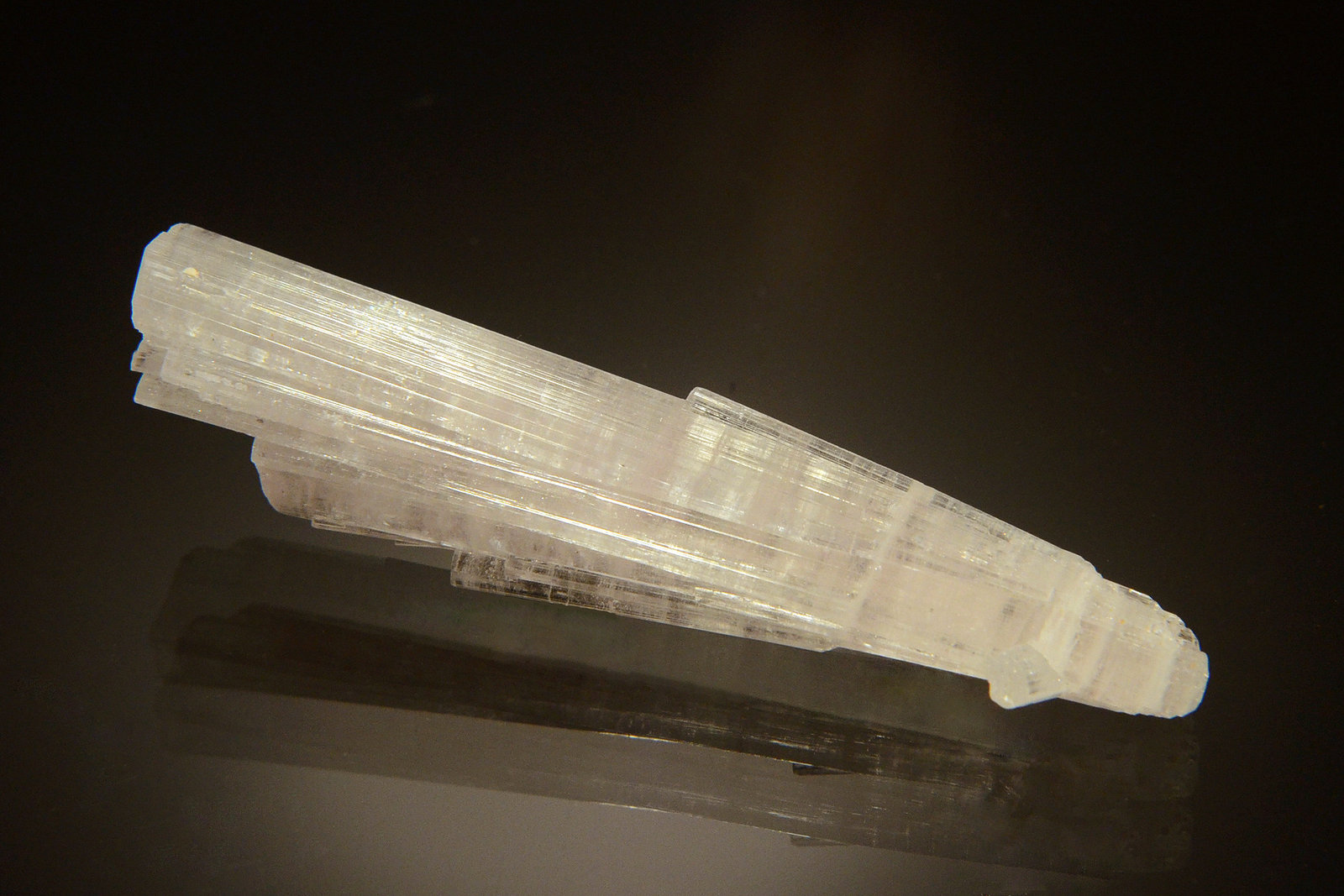 Elbaite
6.6 x 1.5 x 1.4 cm
(Autor: Michael Shaw)