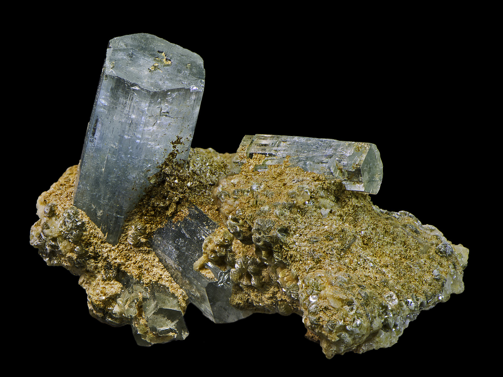 Beryl (variety aquamarine) with Muscovite
30 x 20 x 20 mm
(Autor: Rob Schnerr)