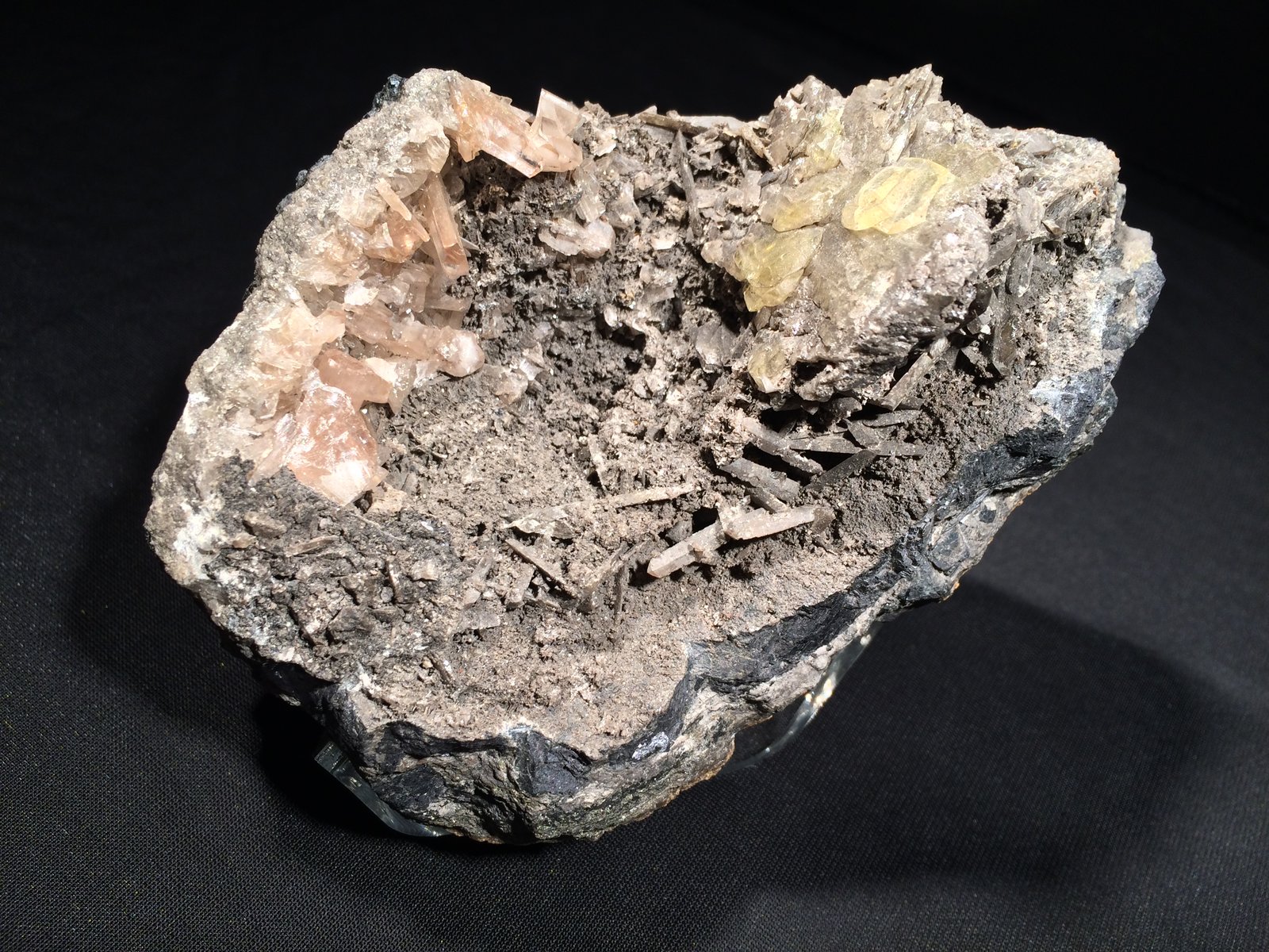 Anglesite, Galena
135 mm x 95 mm x 95 mm
(Autor: Robert Seitz)