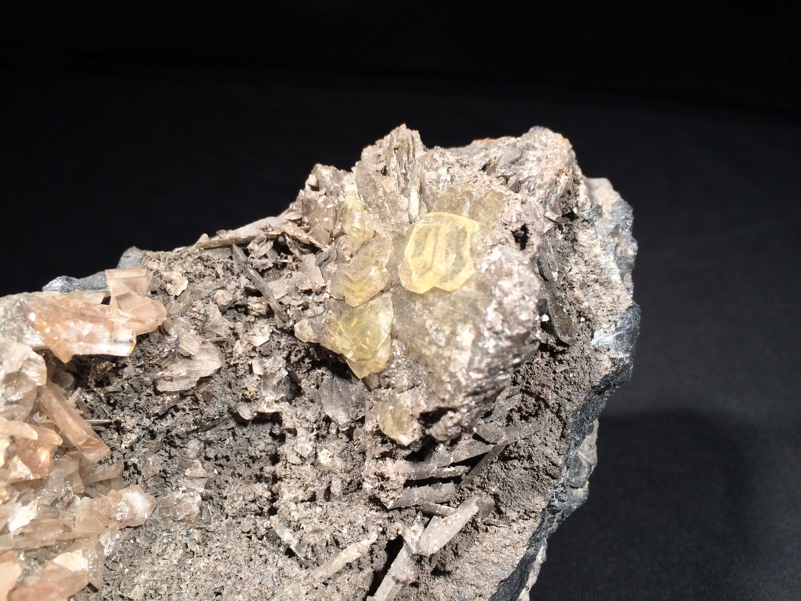 Anglesite, Galena
135 mm x 95 mm x 95 mm
(Autor: Robert Seitz)