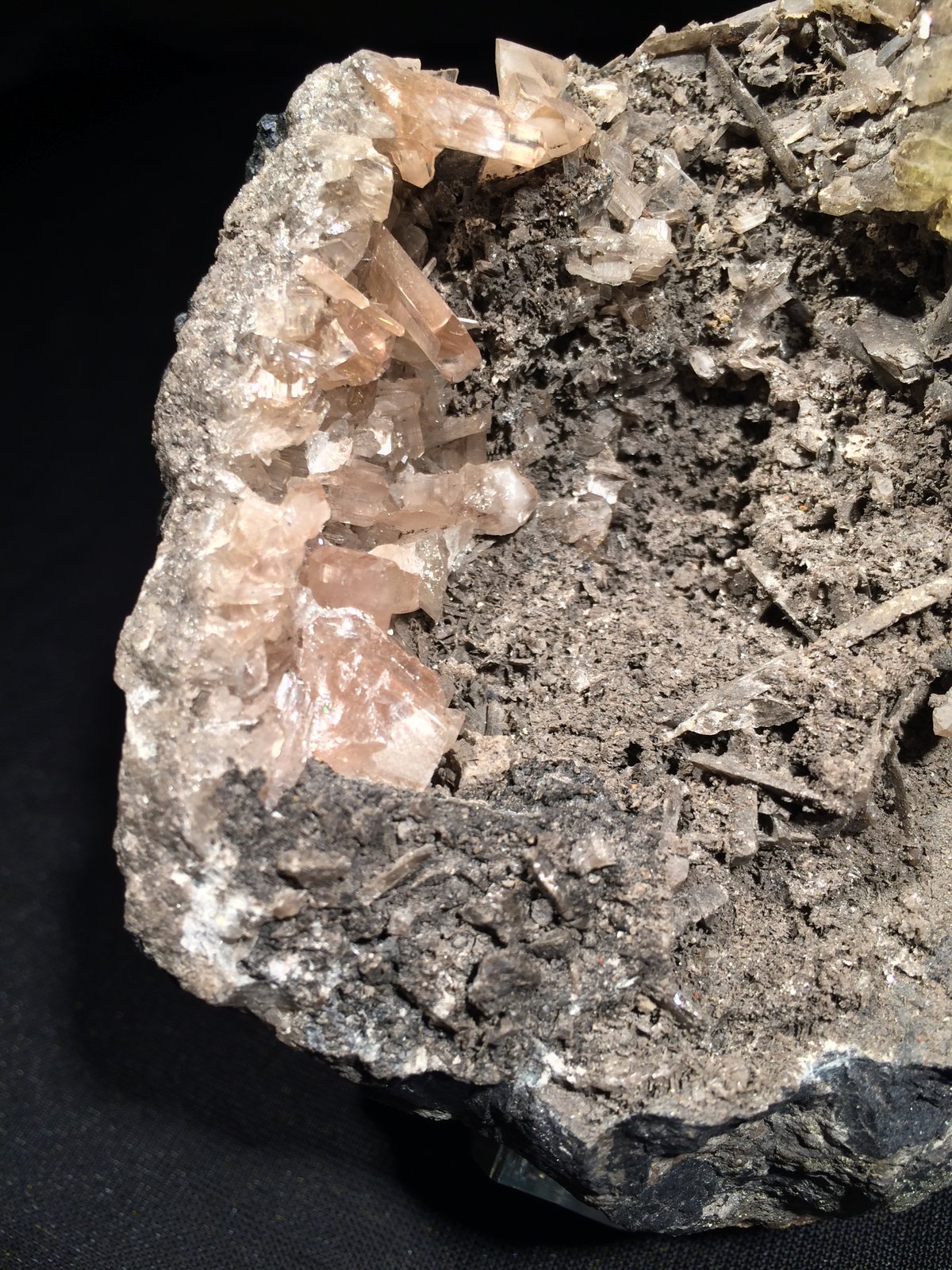 Anglesite, Galena
135 mm x 95 mm x 95 mm
(Autor: Robert Seitz)