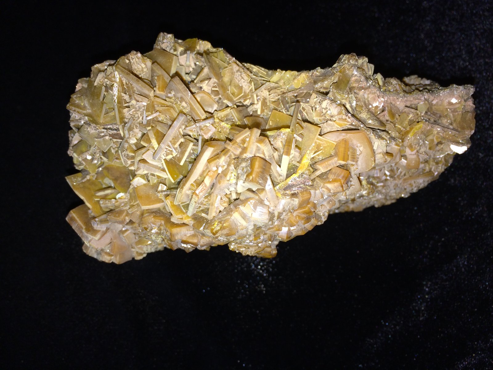 Wulfenite
150 mm x 90 mm x 85 mm
(Autor: Robert Seitz)