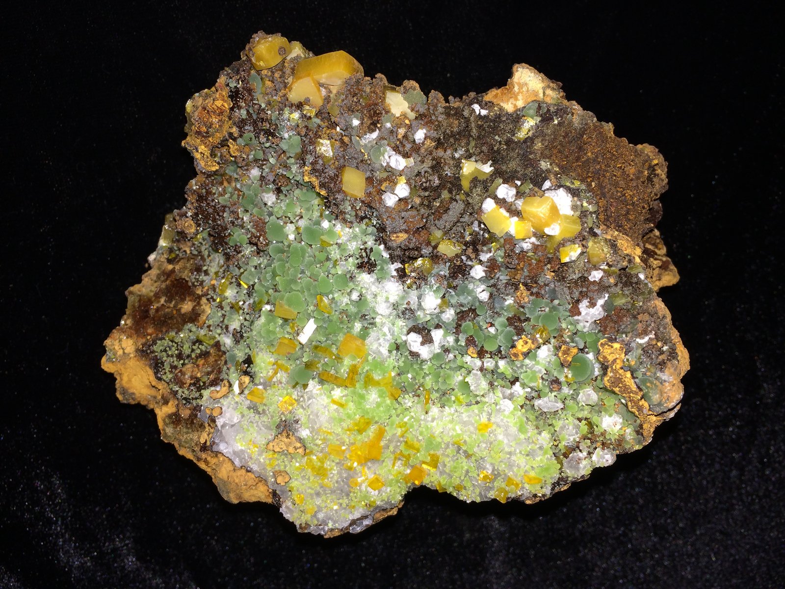 Mimetite, Wulfenite
130 mm x 100 mm x 75 mm
(Autor: Robert Seitz)