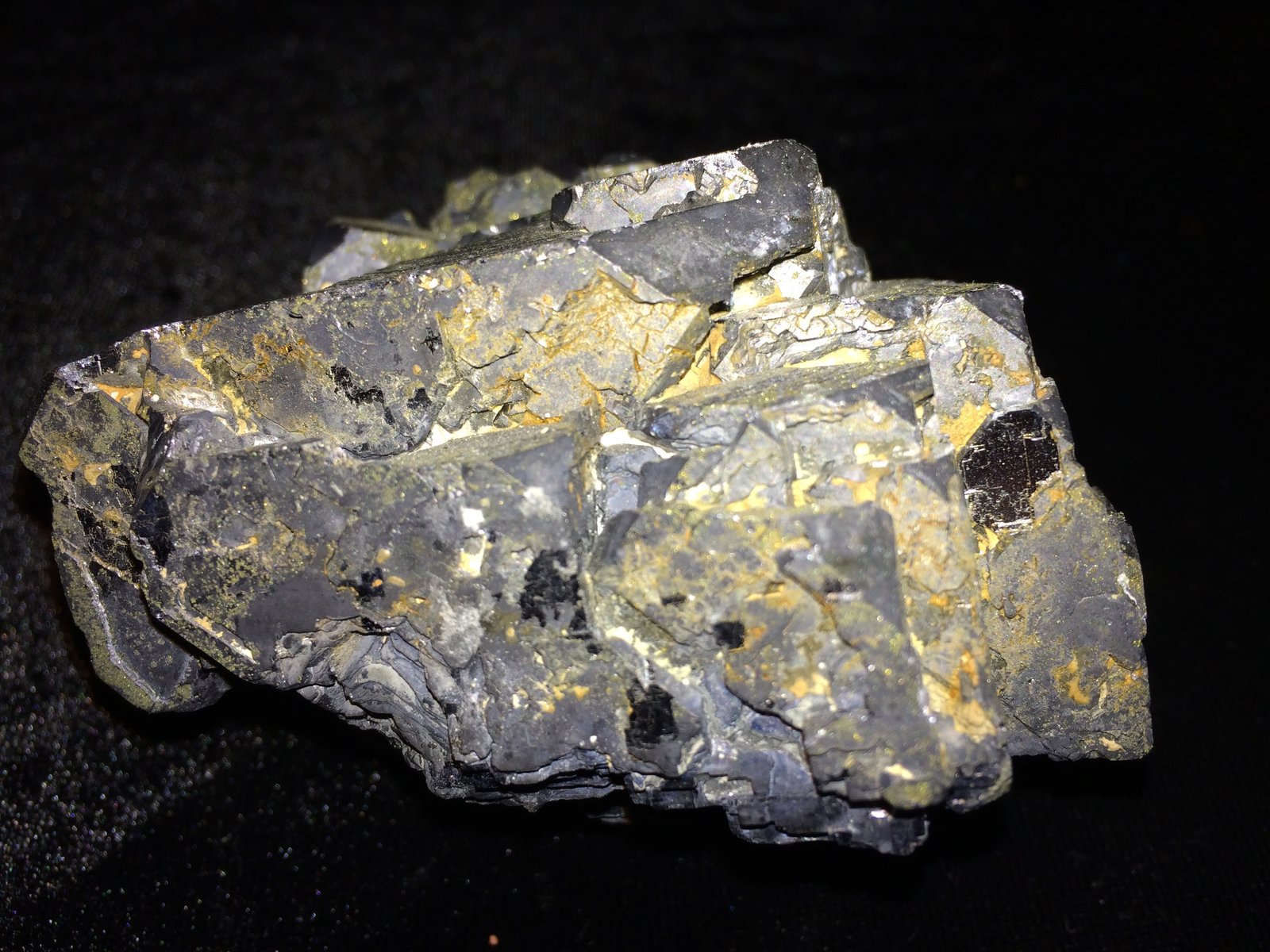 Galena, Chalcopyrite
85 mm X 70 mm X 50 mm
(Autor: Robert Seitz)