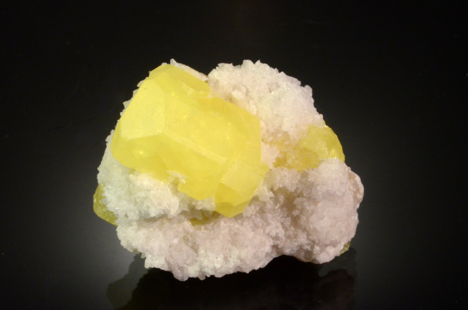 Sulfur
4.2 x 3.5 x 3.0 cm
(Autor: Michael Shaw)