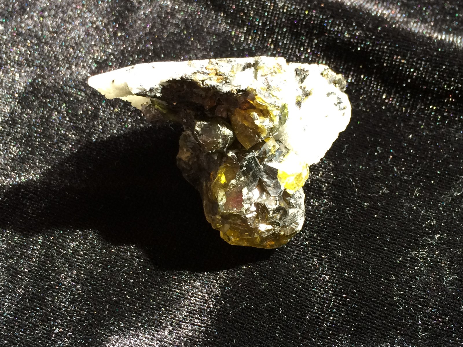 Sphalerite, Quartz, Galena
50 mm X 45 mm X 35 mm
(Autor: Robert Seitz)