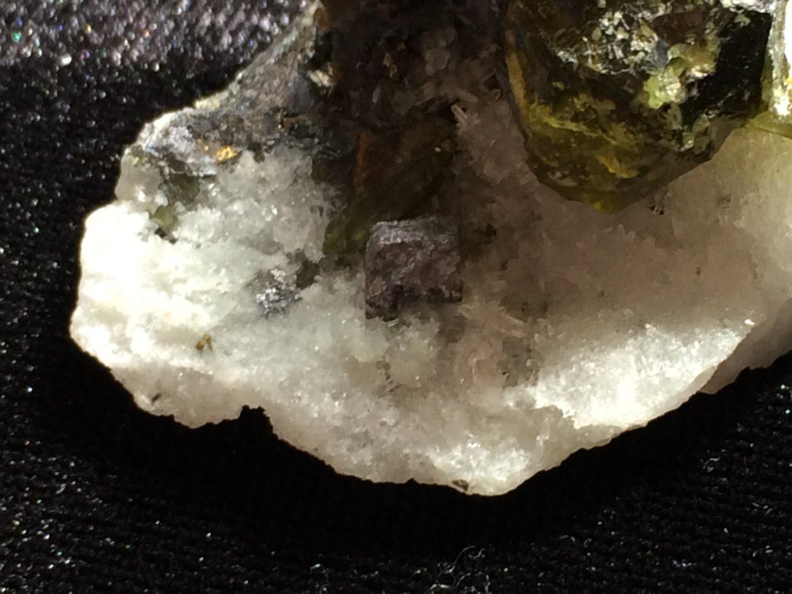 Sphalerite, Quartz, Galena
50 mm X 45 mm X 35 mm
(Autor: Robert Seitz)