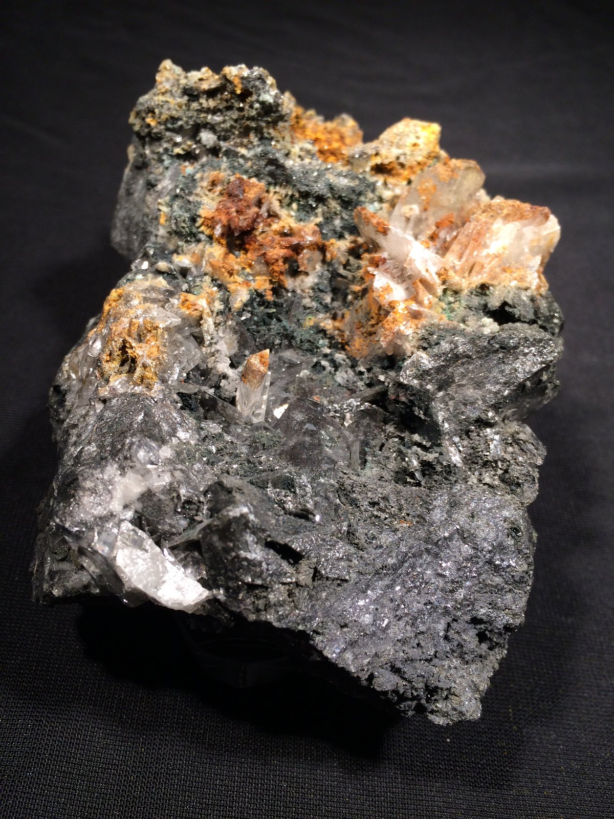 Anglesite, Galena
110 mm x 80 mm x 55 mm
(Autor: Robert Seitz)