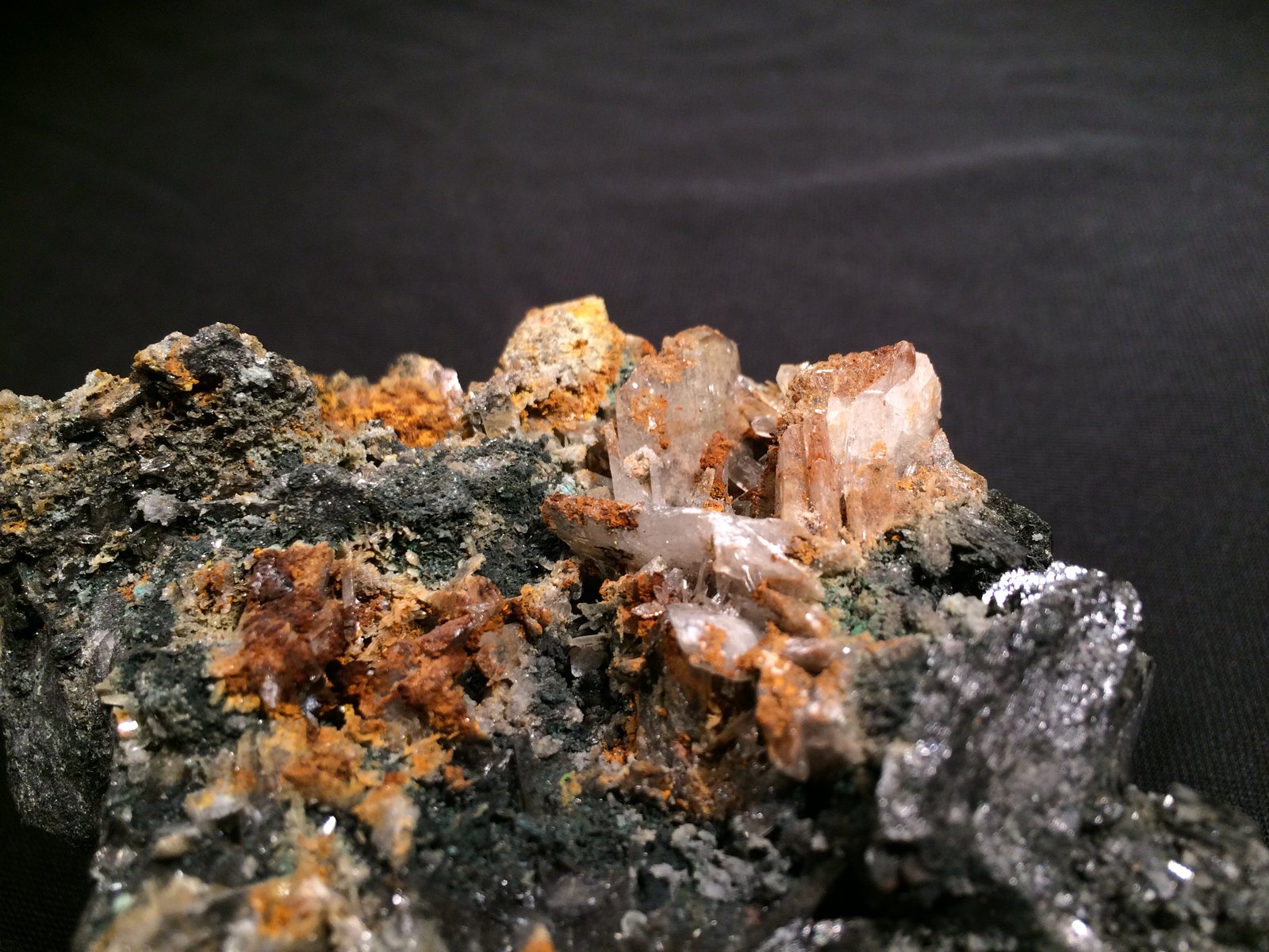 Anglesite, Galena
110 mm x 80 mm x 55 mm
(Autor: Robert Seitz)