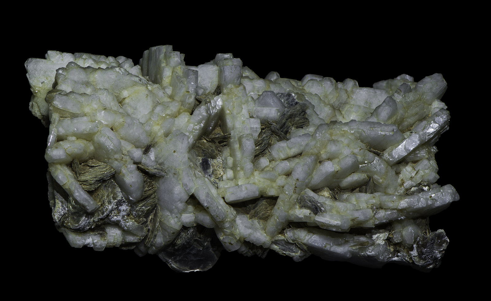 Albite (variety pericline)
75 x 40 x 35 mm
(Autor: Rob Schnerr)