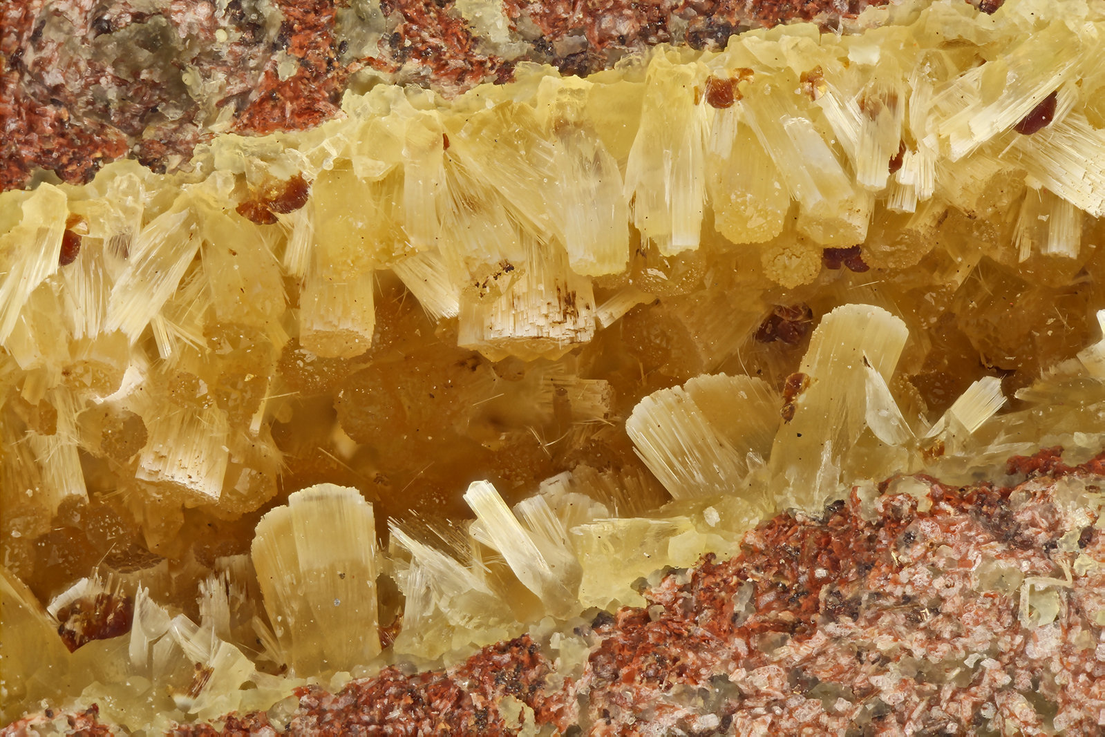 Erionite-Ca
FOV = 4.0 mm
(Autor: Doug)