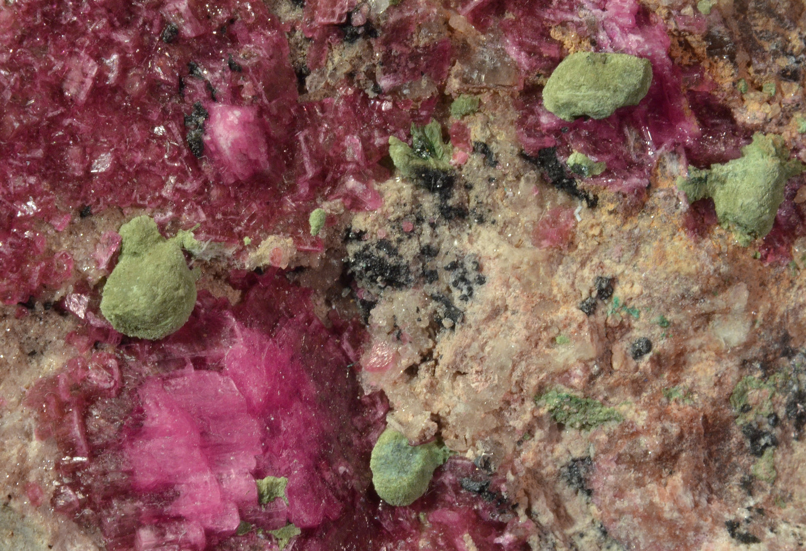 Kolwezite
6.5 x 5.8 x 3.2 cm
(Autor: Michael Shaw)