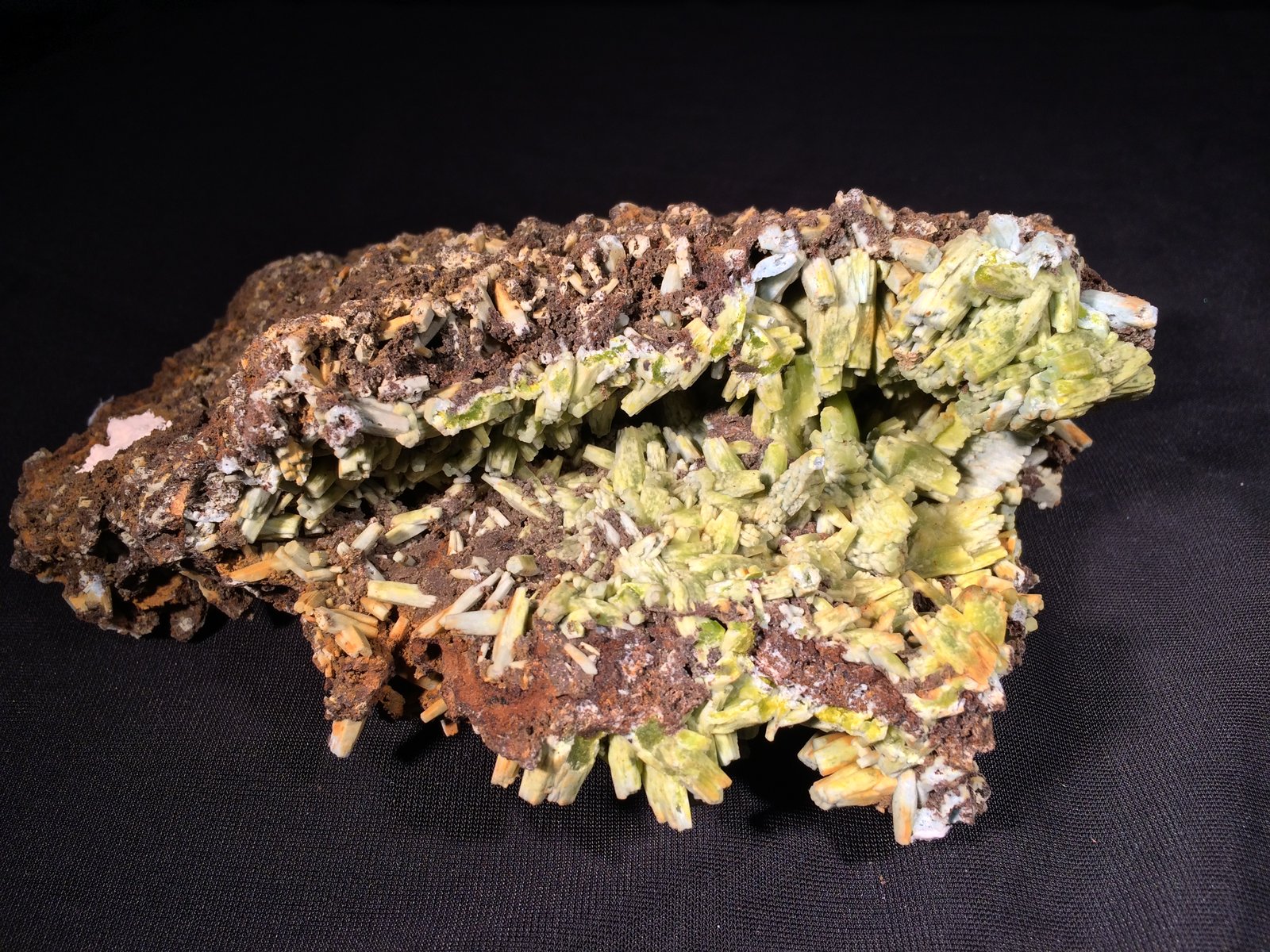 Plumbogummite after Pyromorphite
165 mm x 130 mm x 65 mm
(Autor: Robert Seitz)