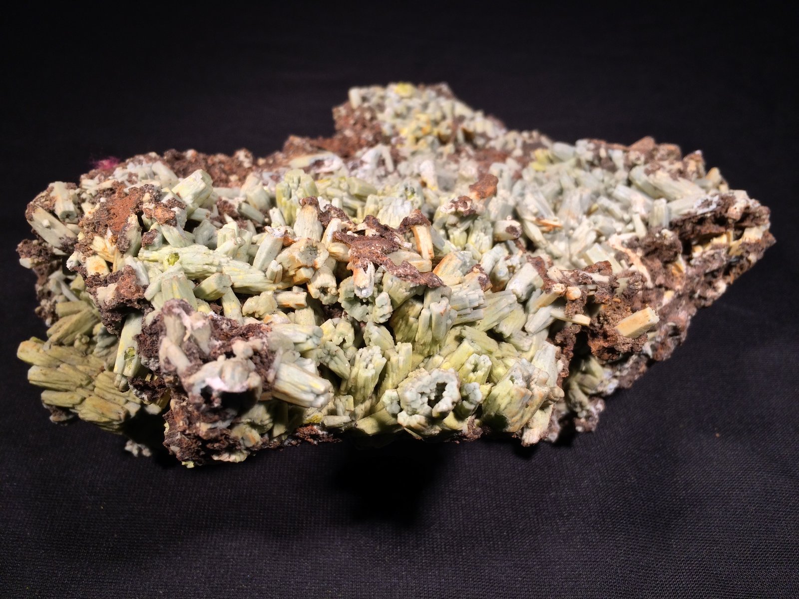 Plumbogummite after Pyromorphite
165 mm x 130 mm x 65 mm
(Autor: Robert Seitz)