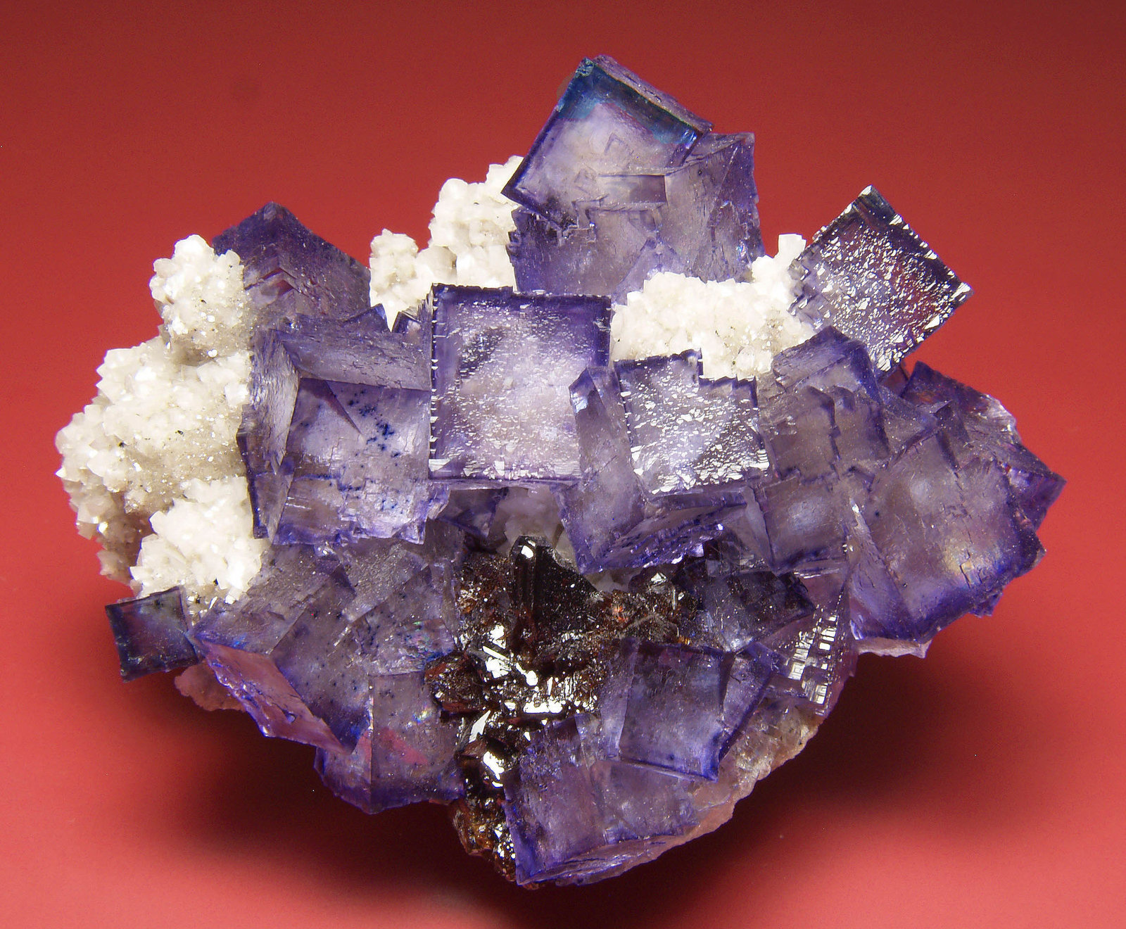 Fluorite, Sphalerite and Dolomite
98 mm x 80 mm x 50 mm, main crystal 17 mm edge, mass 293 g
(Autor: Carles Millan)