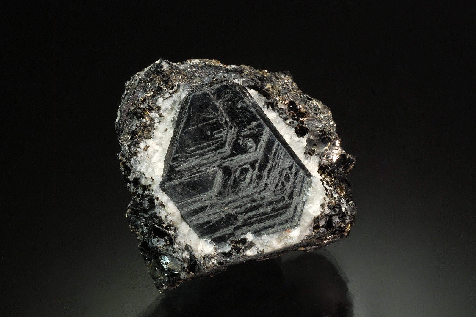 Sapphirine
4.0 x 3.8 x 2.0 cm
(Autor: Michael Shaw)