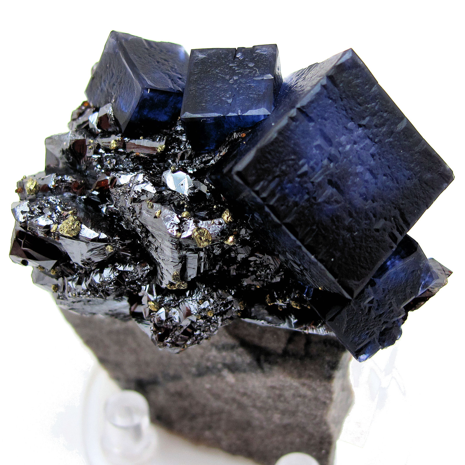 Fluorite, sphalerite, chalcopyrite
65 mm x 50 mm x 24 mm. Largest fluorite crystal size: 17 mm on edge.
(Autor: Carles Millan)