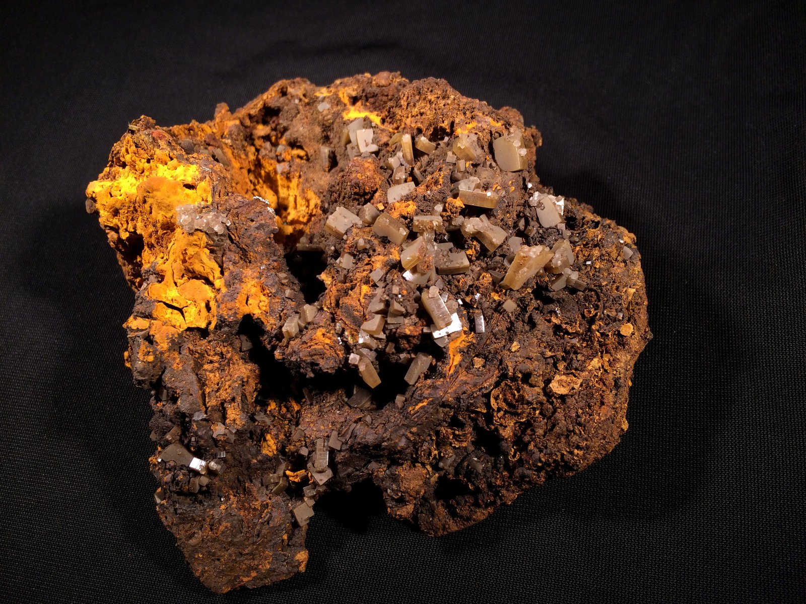 Wulfenite
130 mm x 110 mm x 50 mm
(Autor: Robert Seitz)