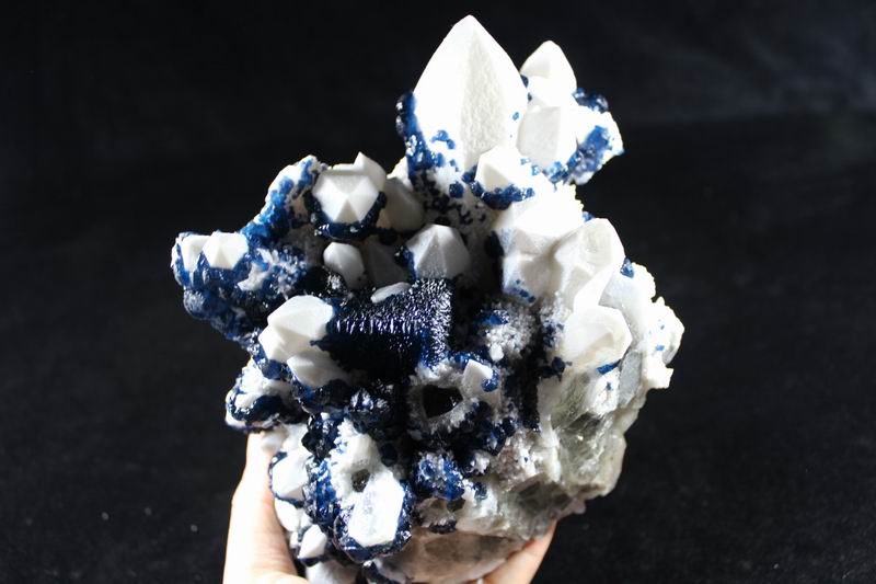 Blue Fluorite on Quartz
Size: 21*15*11.5cm      Weight:2925g
(Autor: Xueyan Jin)