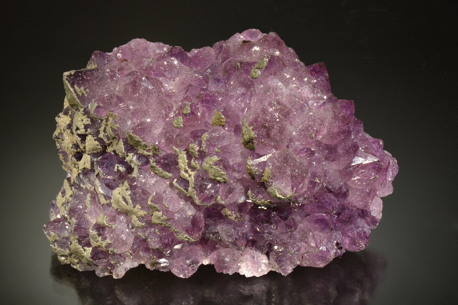 Quartz (variety amethyst) and Pyrite
11.2 x 8.2 x 5.4 cm
(Autor: Michael Shaw)