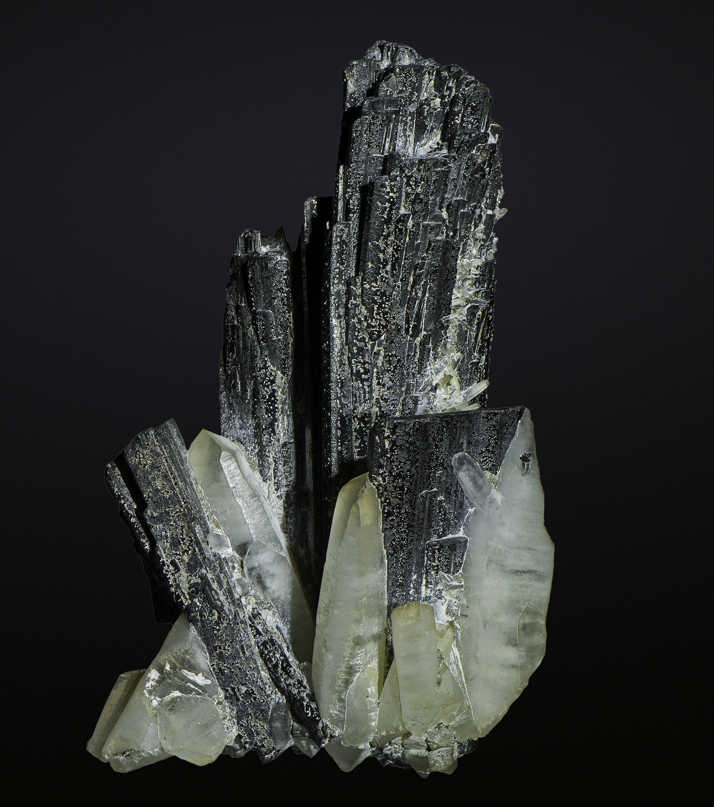 Ferberite
105 x 65 x 35 mm
(Autor: Rob Schnerr)