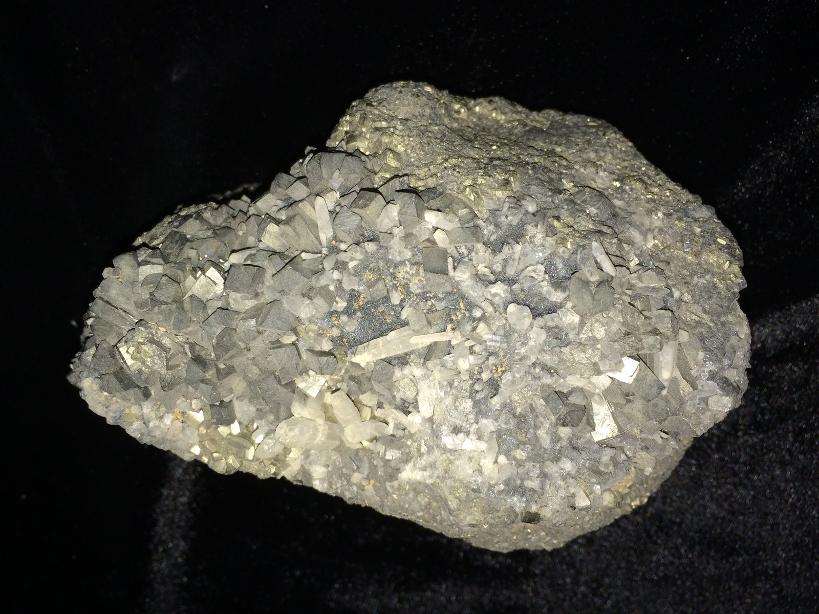 Jamesonite, Pyrite, Arsenopyrite, Sphalerite, Quartz
120 mm x 95 mm x 65 mm
(Autor: Robert Seitz)