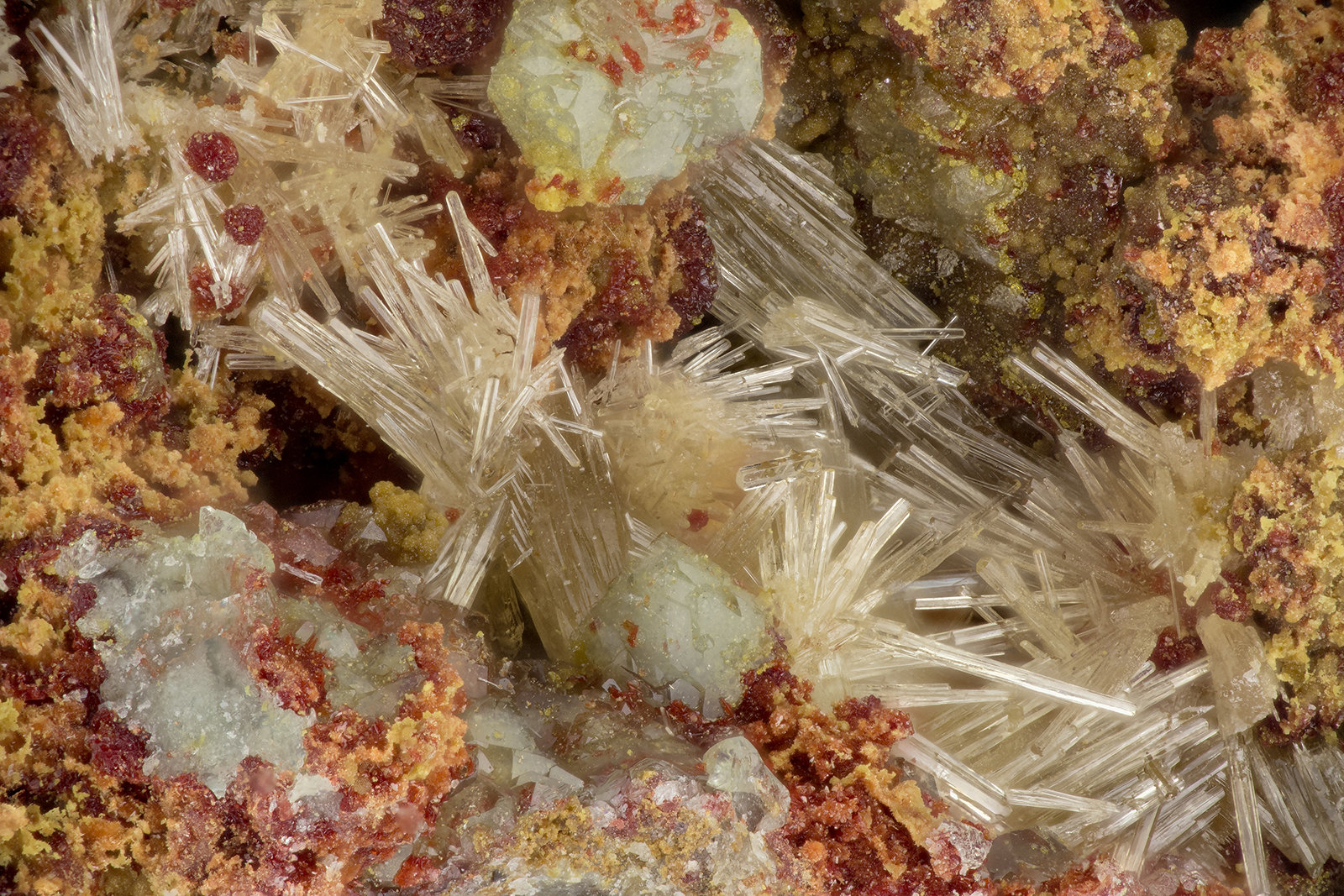Mimetite, Carminite, Scorodite
fov = 3.7 mm
(Autor: Doug)