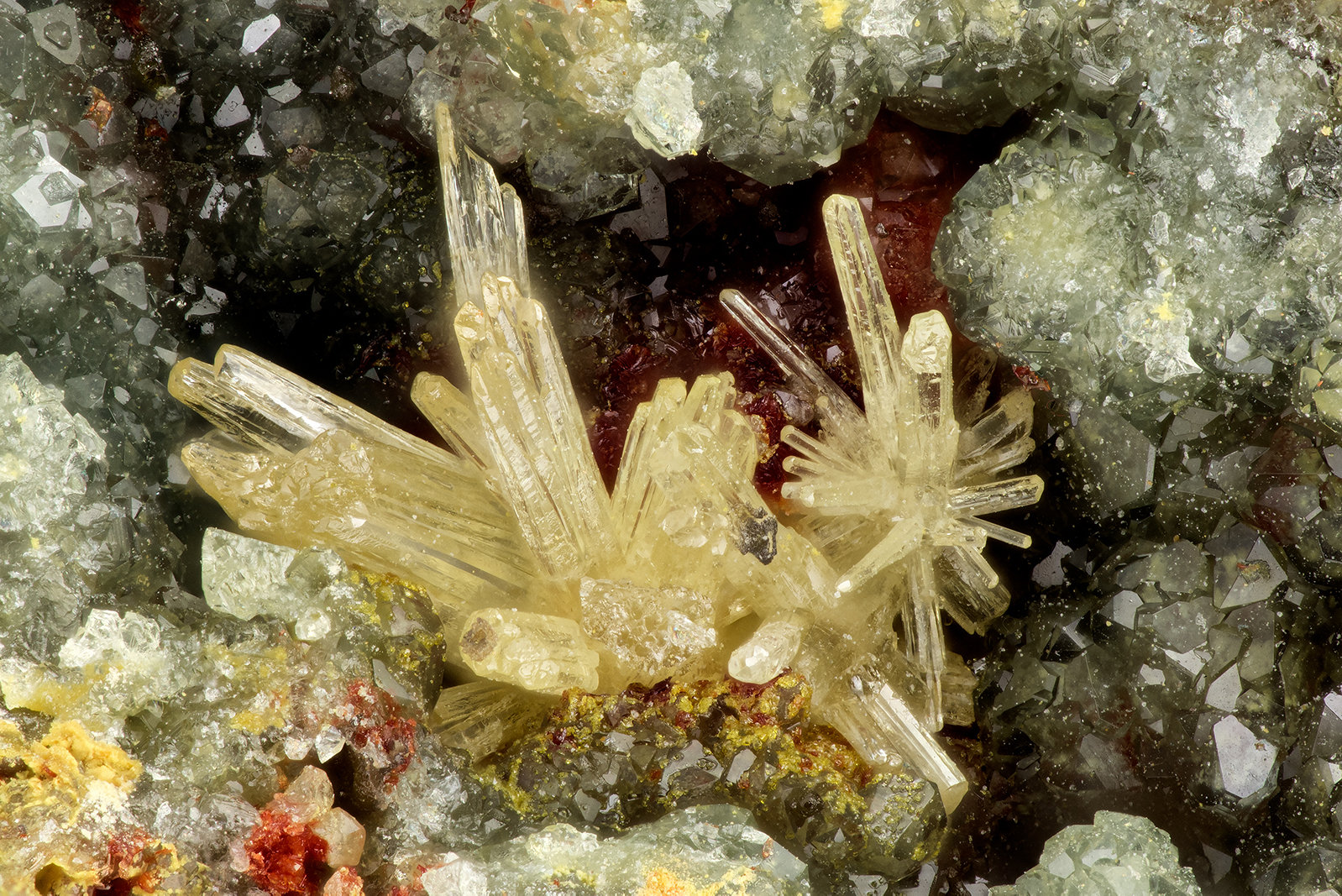 Mimetite, Carminite, Scorodite
FOV = 2.8 mm
(Autor: Doug)