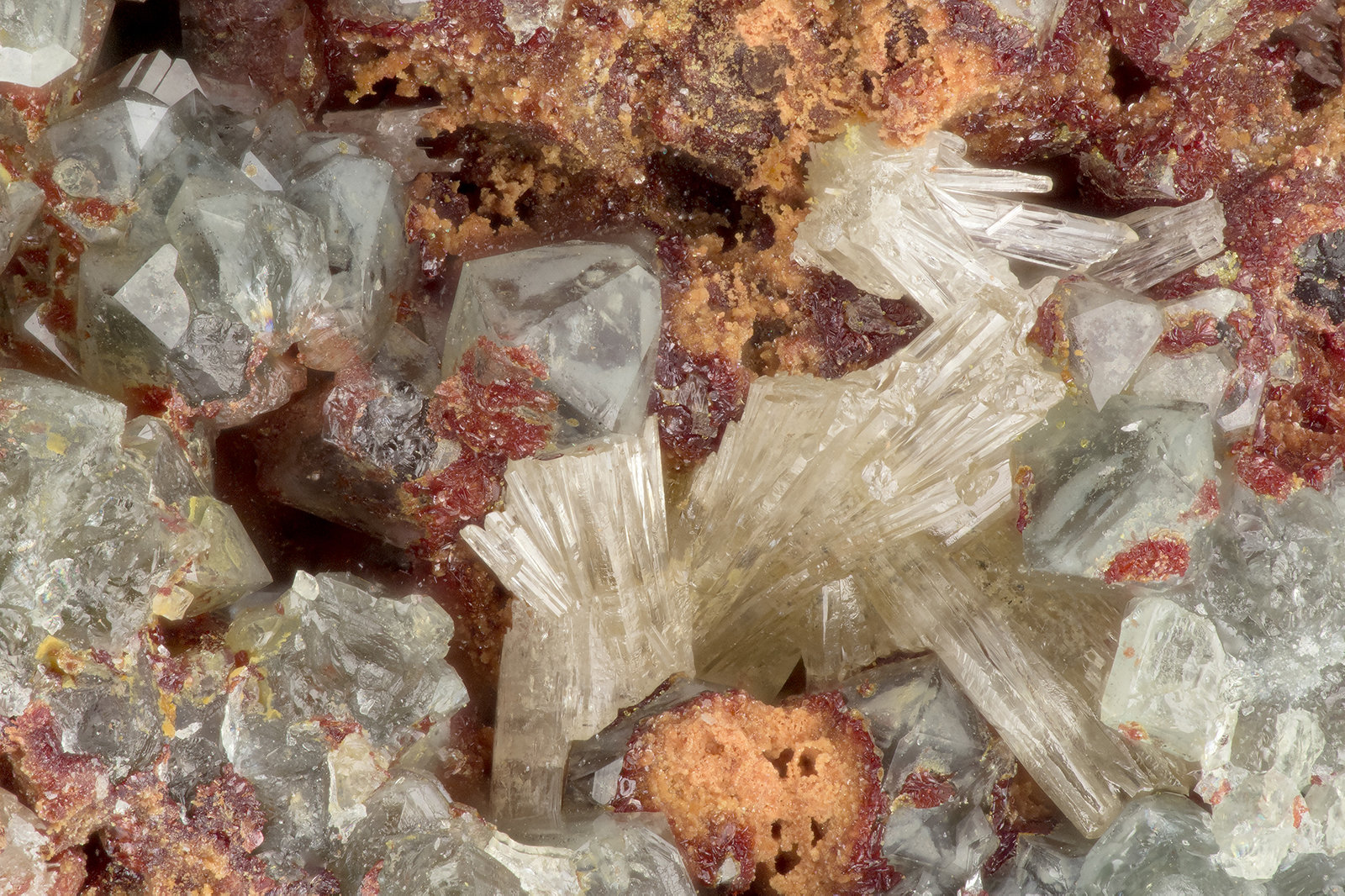 Mimetite, Carminite, Scorodite
FOV = 3.0 mm
(Autor: Doug)