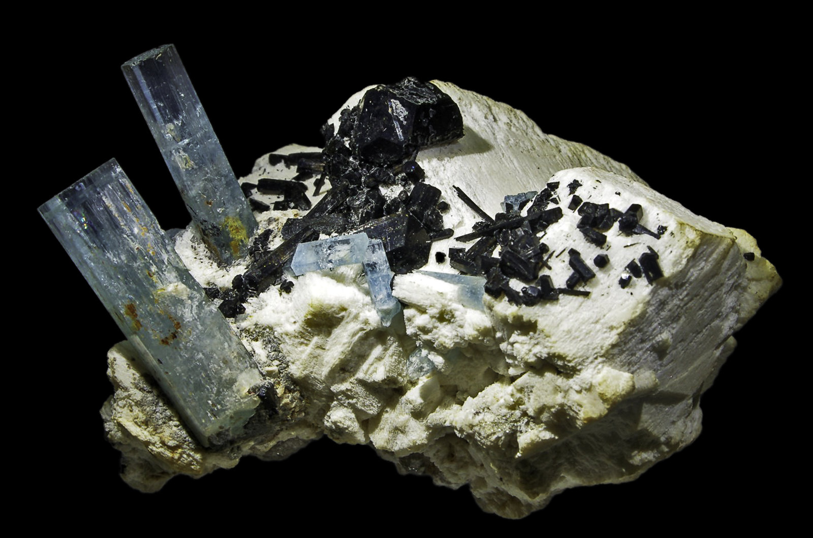 Beryl (variety aquamarine) with Schorl and Orthoclase
80 x 60 x 55 mm
(Autor: Rob Schnerr)