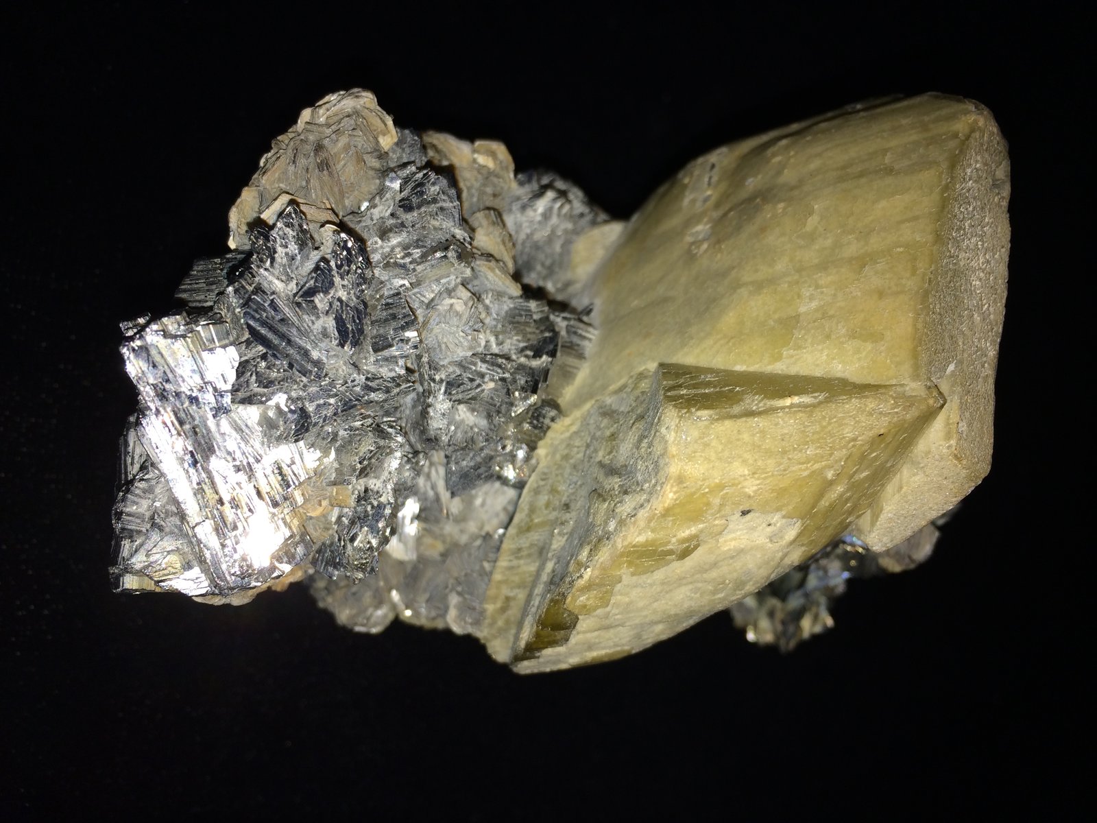 Arsenopyrite, Siderite
125 X 95 X 85 mm
(Autor: Robert Seitz)