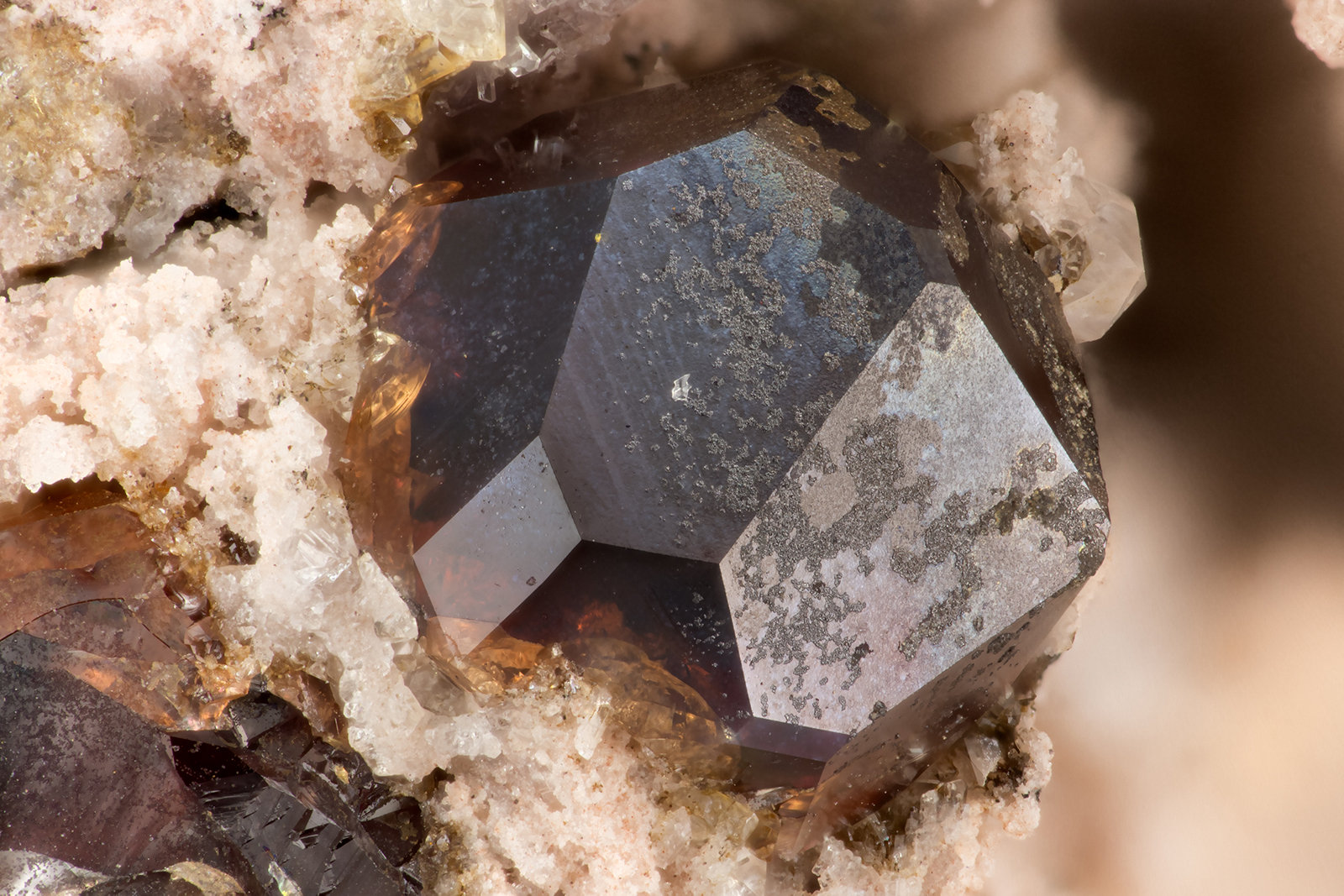 Almandine
FOV = 2.3 mm
(Autor: Doug)