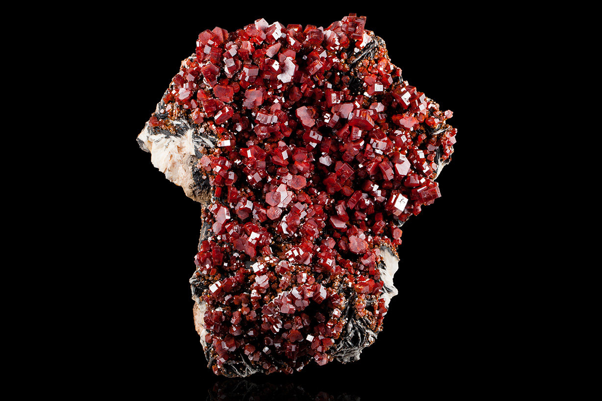 Vanadinite with Baryte
25.5	x 25.0 x 13.0 cm
(Autor: MIM Museum)