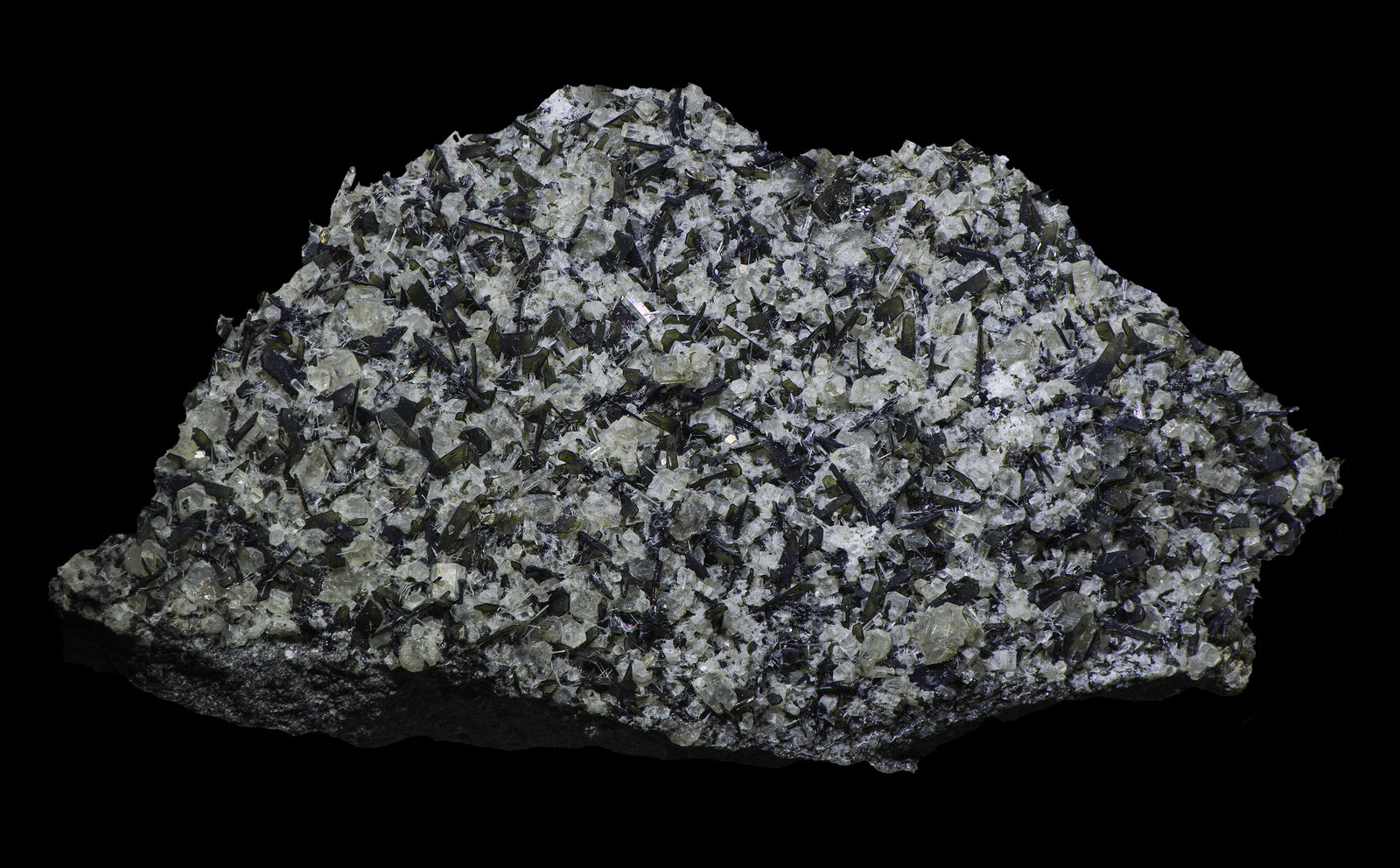Nepheline
48 x 26 x 11 mm
(Autor: Rob Schnerr)