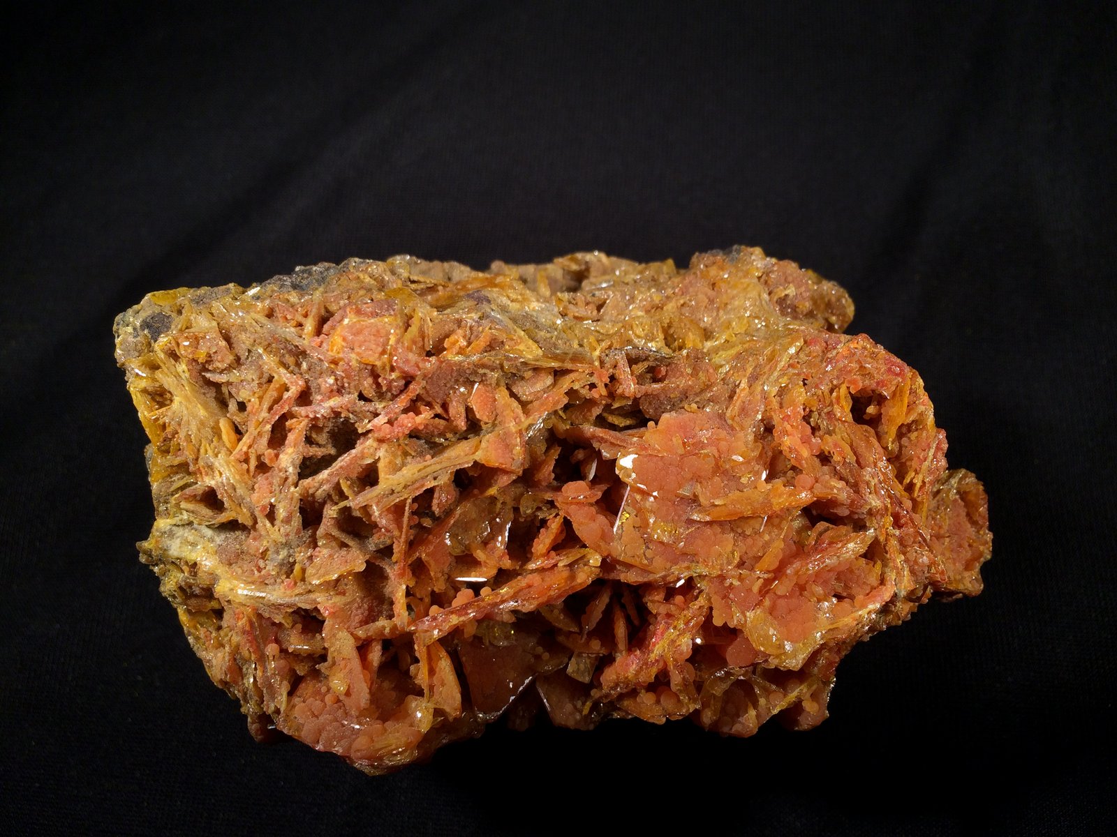 Wulfenite, Mimetite
110 mm x 60 mm x 55 mm
(Autor: Robert Seitz)
