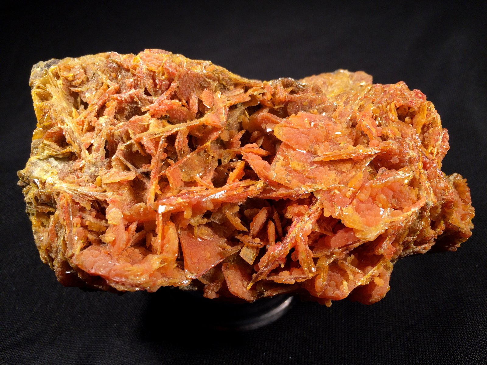 Wulfenite, Mimetite
110 mm x 60 mm x 55 mm
(Autor: Robert Seitz)