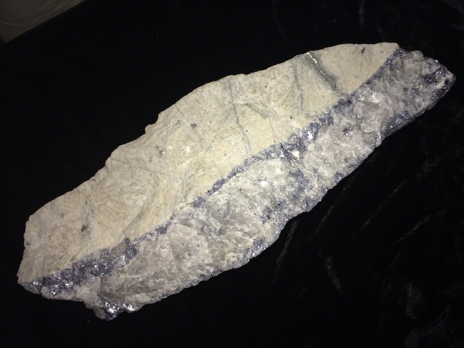 Molybdenite, Quartz, Feldspar
350 mm X 120 mm X 75 mm
(Autor: Robert Seitz)