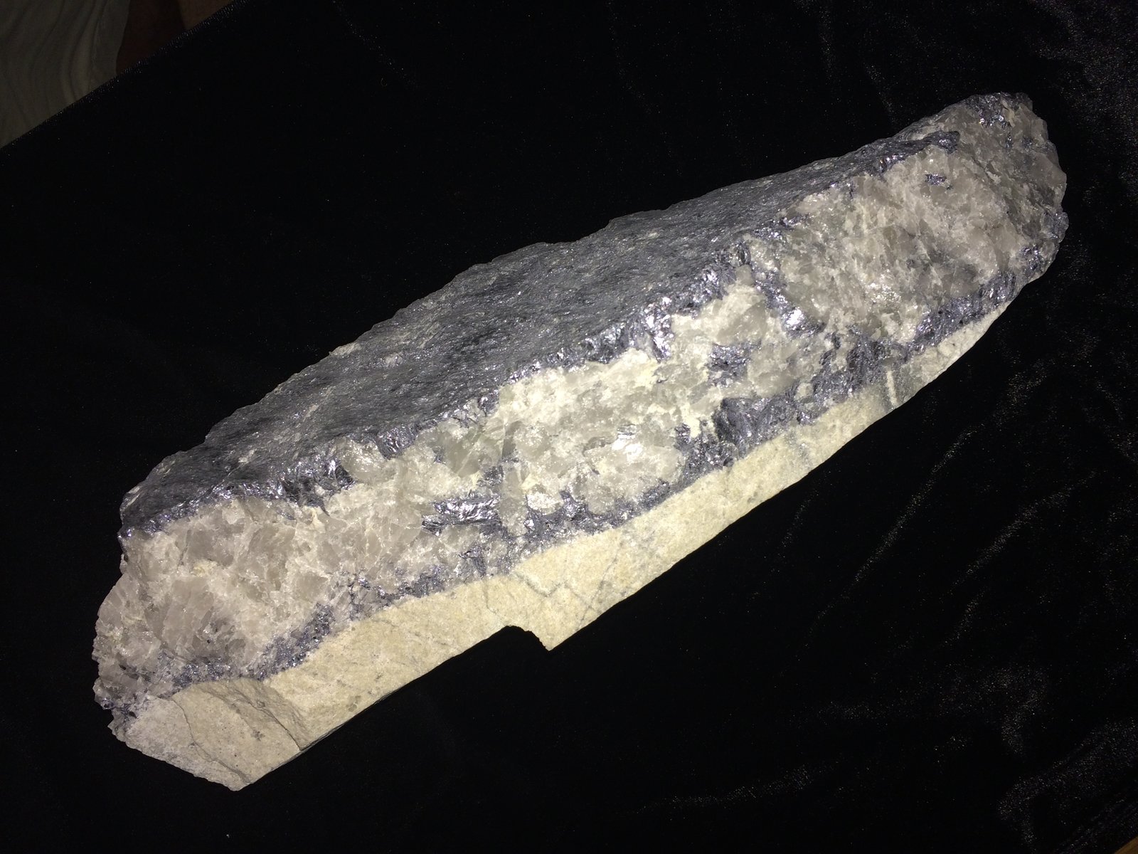 Molybdenite, Quartz, Feldspar
350 mm X 120 mm X 75 mm
(Autor: Robert Seitz)
