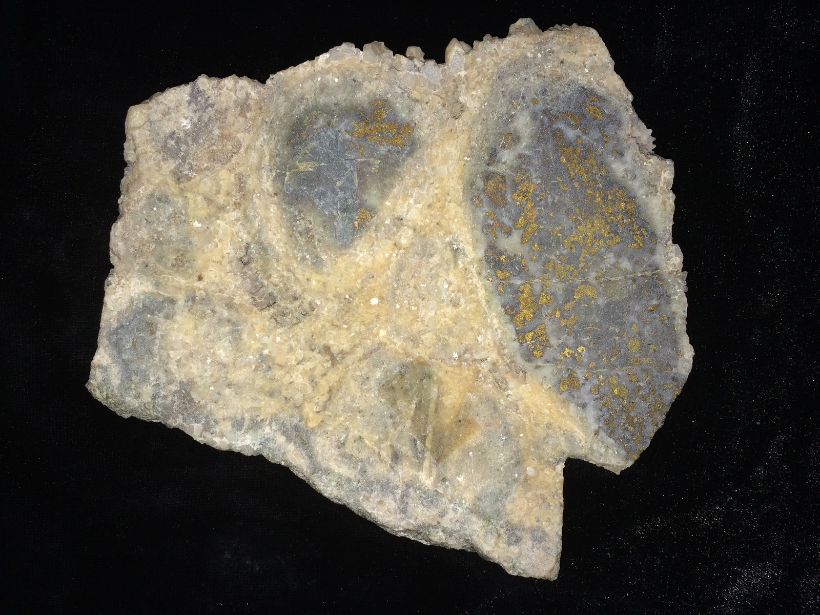 Chalcopyrite
133 mm x 115 mm x 14 mm
(Autor: Robert Seitz)