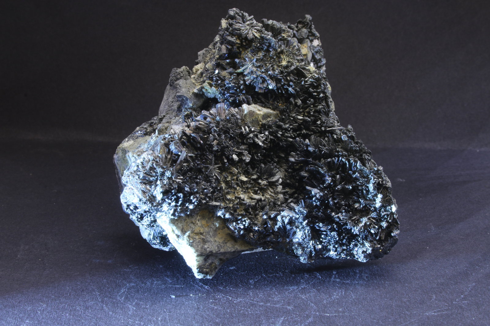 Stibnite
(Autor: James Catmur)