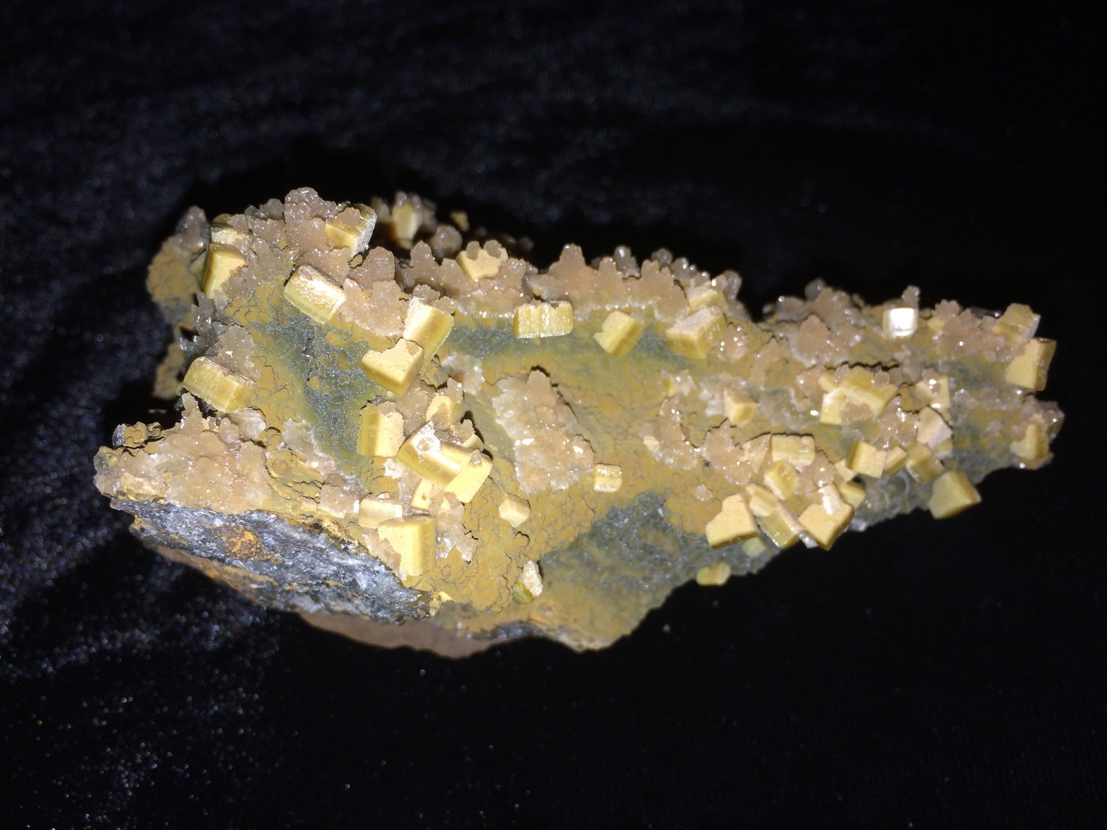 Wulfenite, Mottramite
100 X 55 X 50 mm
(Autor: Robert Seitz)