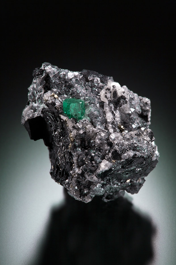 Beryl (variety emerald), Calcite, Pyrite
38x35x38mm, xl=5x5mm
(Autor: Fiebre Verde)