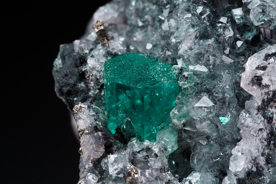 Beryl (variety emerald), Calcite, Pyrite
38x35x38mm, xl=5x5mm
(Autor: Fiebre Verde)