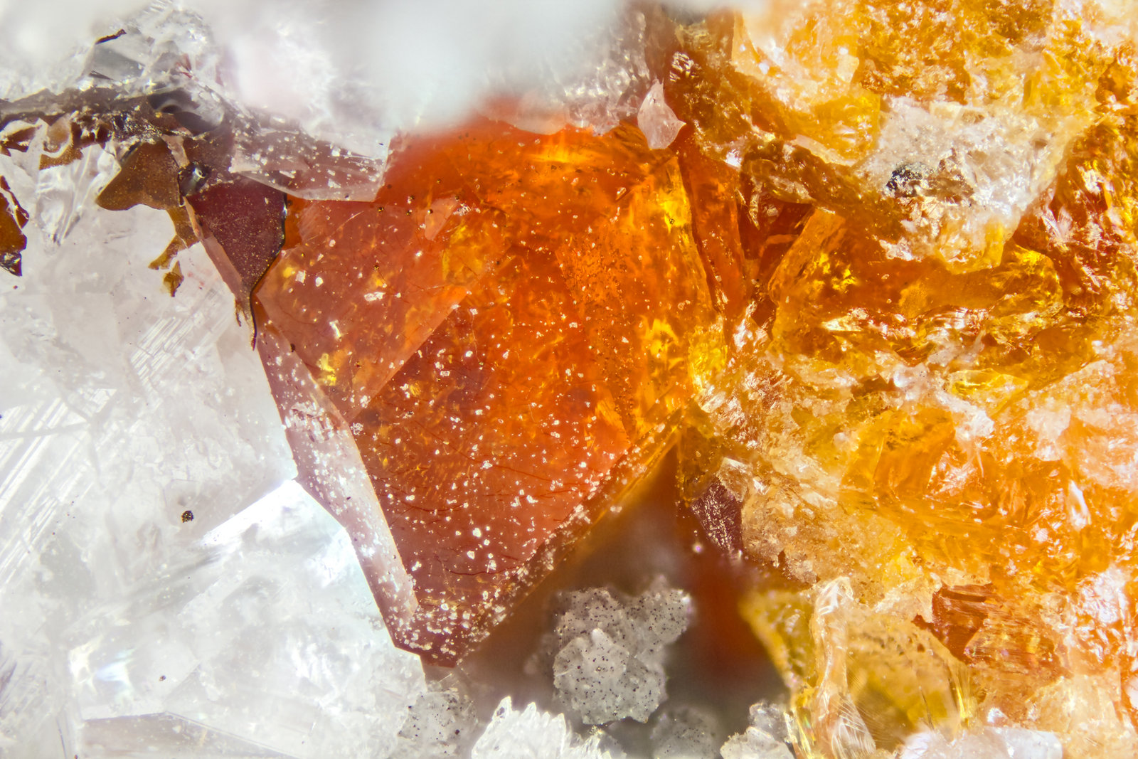 Ferrokentbrooksite
FOV = 2mm
(Autor: Doug)