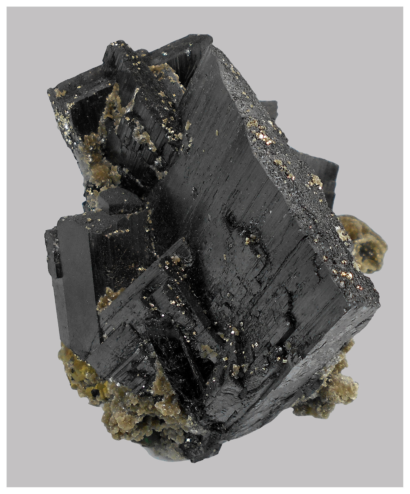 Ferberite, Chalcopyrite, Pyrite, Muscovite
14 cm x 10 cm x 10 cm
(Autor: silvia)