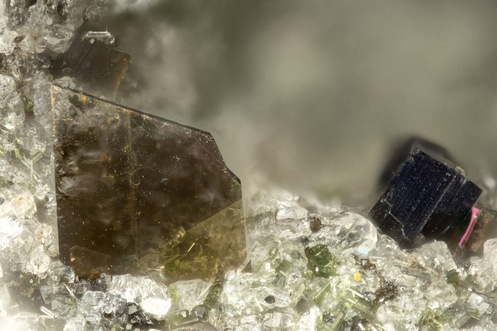Phlogopite
FOV = 1.3 mm
(Autor: Doug)