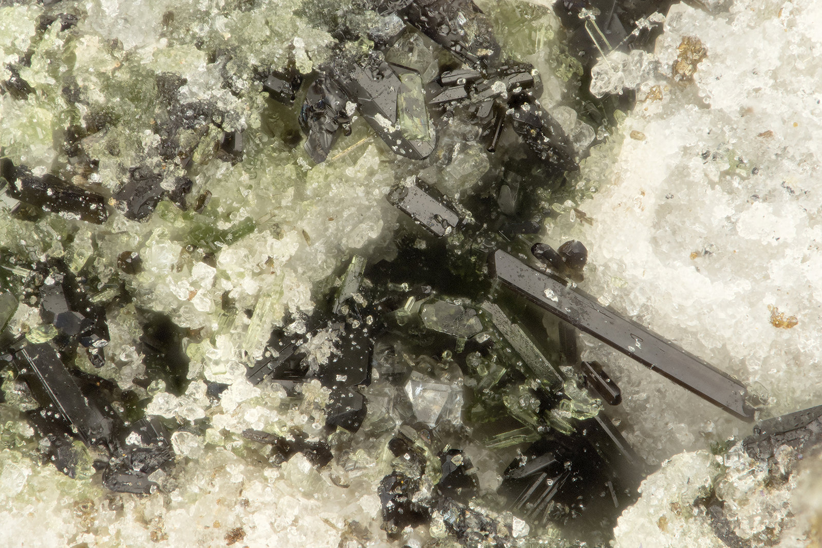 Aenigmatite
FOV = 1.4 mm
(Autor: Doug)