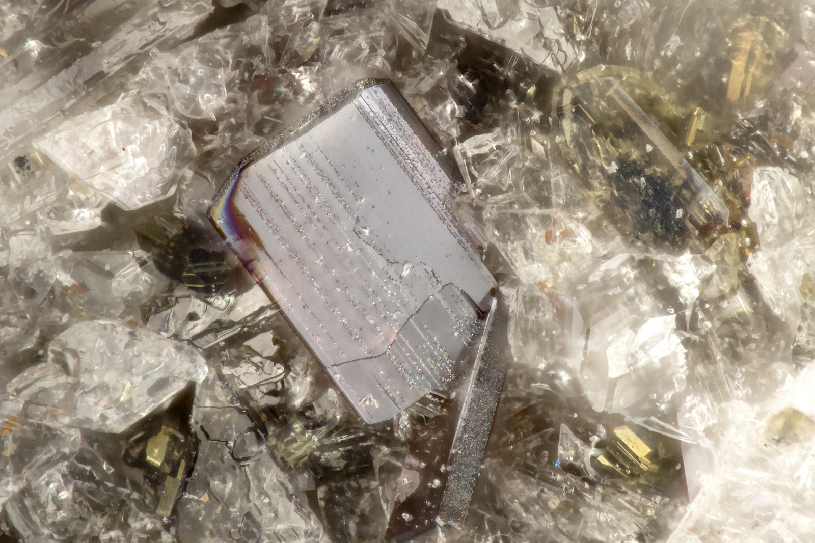 Pseudobrookite
FOV = 0.8 mm
(Autor: Doug)
