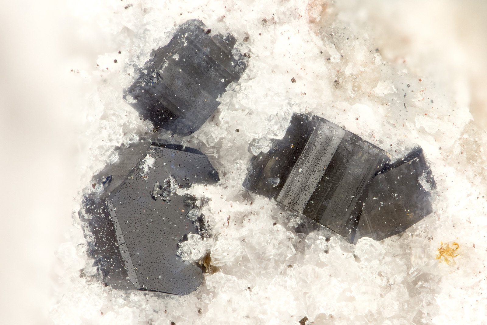 Osumilite
FOV = 1.1 mm
(Autor: Doug)
