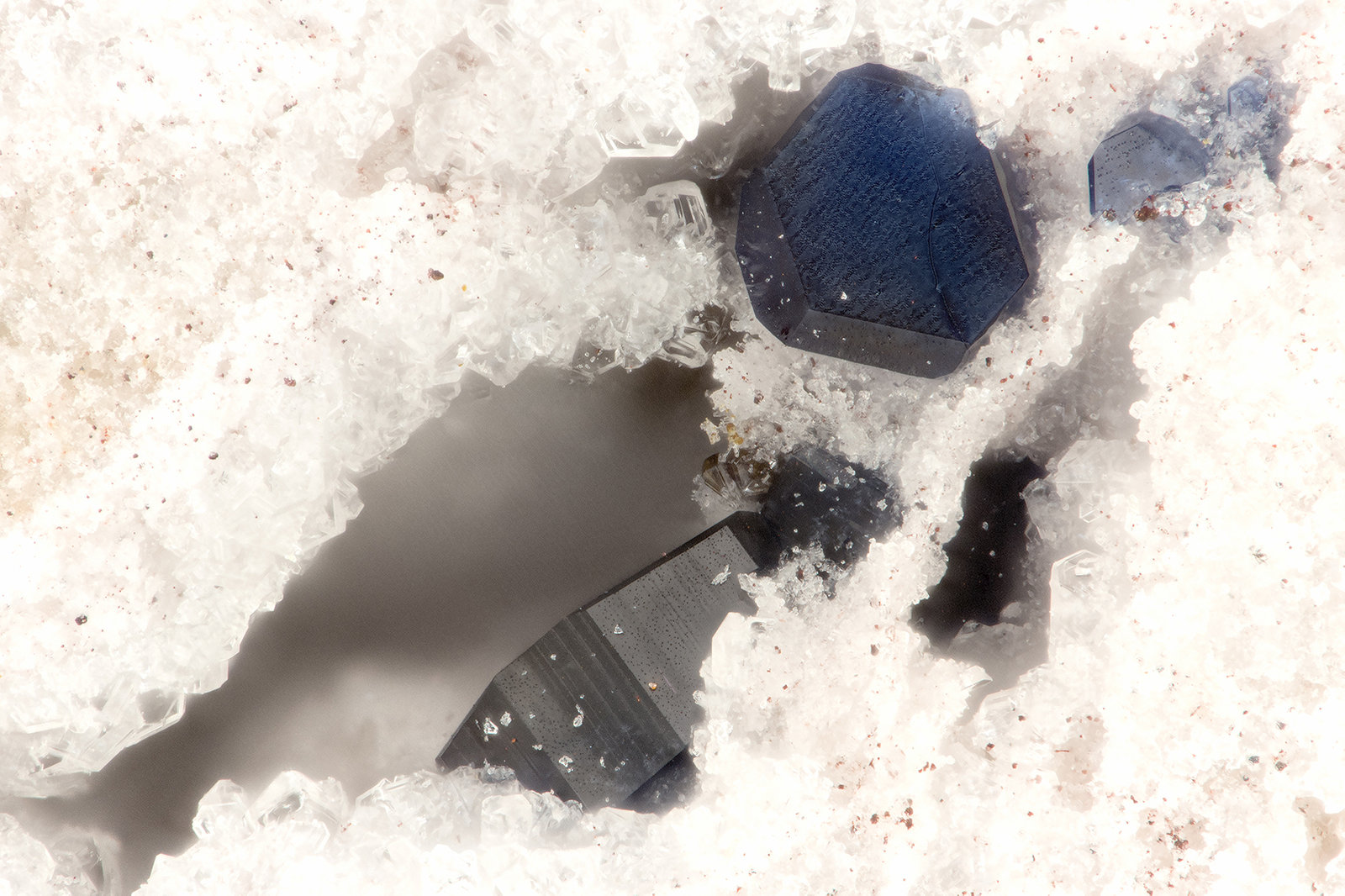 Osumilite
FOV = 1.4 mm
(Autor: Doug)